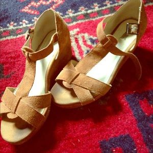 Kimchi Blue low wedge sandals tan