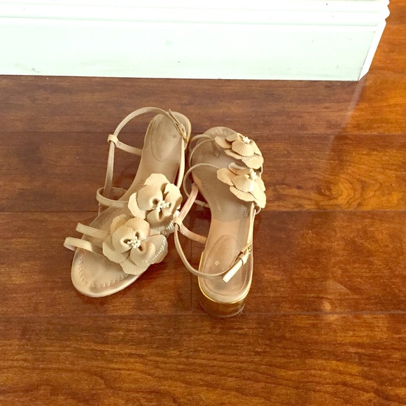 Flat beige flower sandal