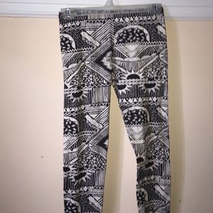 Black and white Aztec print leggings