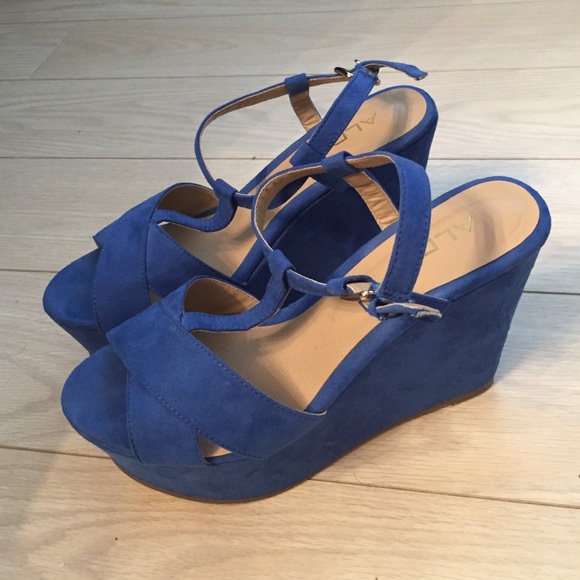 Blue platform - Picture 2 of 3