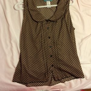 Sleeveless shirt with collar