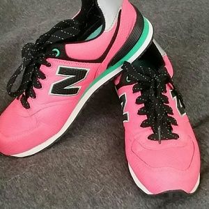 ***@whitneycherisse****NB pink, black, mint