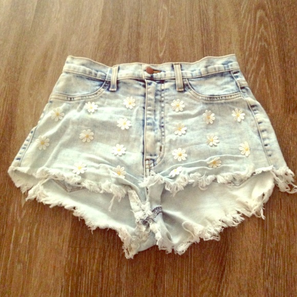 SUPER TRENDY TOBI DAISY APPLIQUÉ SHORTS