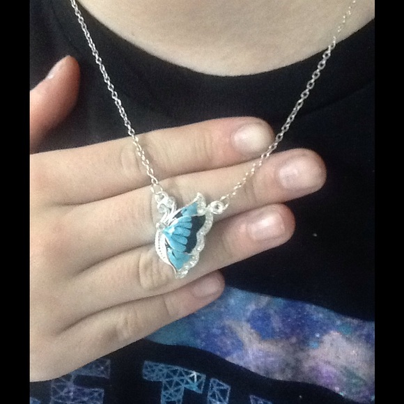 Reduced Betsy Johnson beautiful butterfly pendant. - Picture 3 of 4