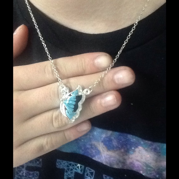 Reduced Betsy Johnson beautiful butterfly pendant. - Picture 4 of 4