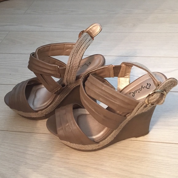 Nude platform - Picture 2 of 3