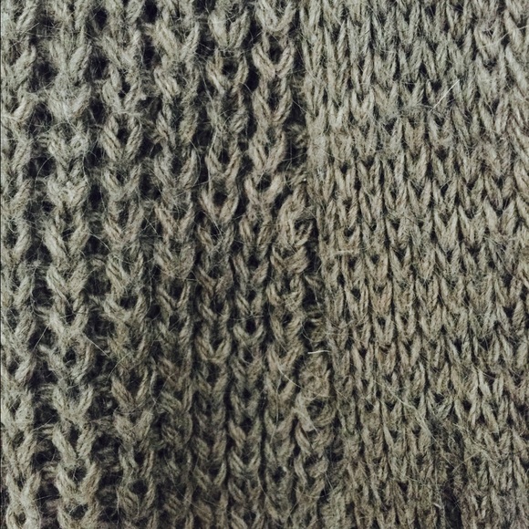 xSOLDx BRANDY MELVILLE CARDIGAN - Picture 2 of 3