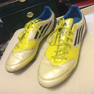 Adidas men's Soccer Ball shoes in good conditions!