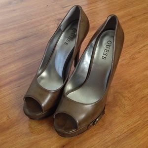 GUESS Brown heels