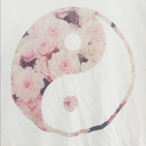 xSOLDx BRANDY MELVILLE T-SHIRT - Picture 2 of 2