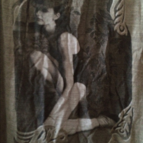 Benetton olive shirt w/photo print & open shoulder - Picture 2 of 4