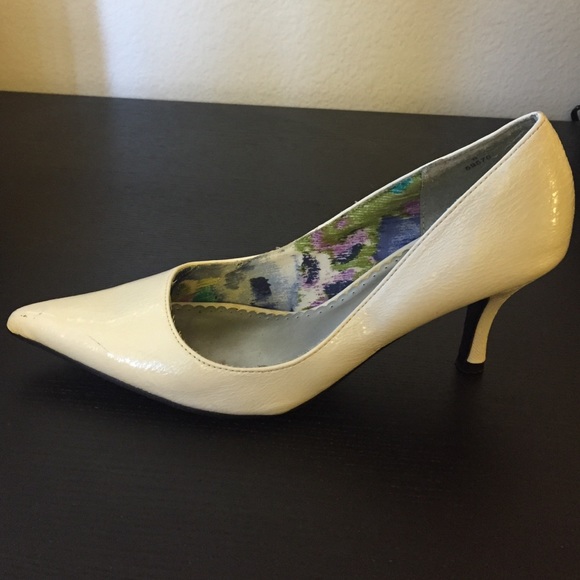 White Pointed Toe Heels ▫️◽️👠◽️▫️ - Picture 2 of 4