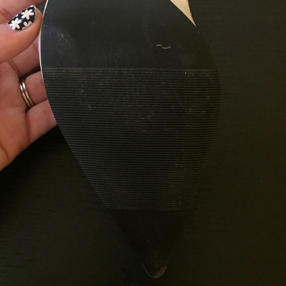 White Pointed Toe Heels ▫️◽️👠◽️▫️ - Picture 3 of 4