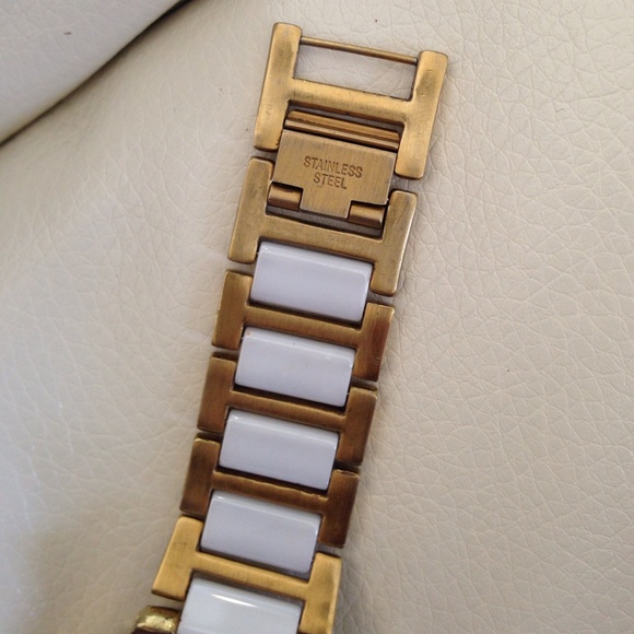 Hello Kitty Gold/Diamond Watch. - Picture 4 of 4