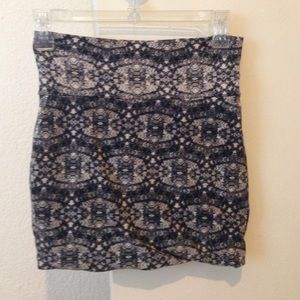 Lacey patterned body con skirt