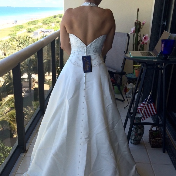 Brand NEW Wedding Dress: Gown has never been worn! - Picture 2 of 5