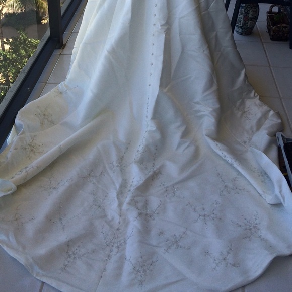 Brand NEW Wedding Dress: Gown has never been worn! - Picture 4 of 5