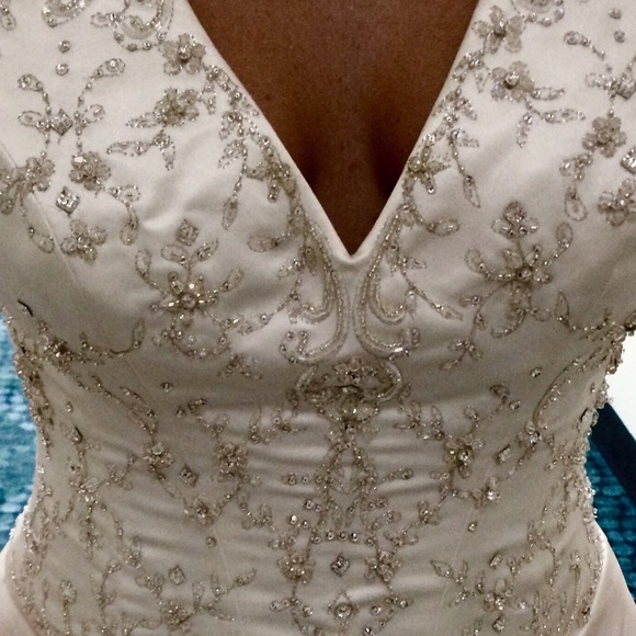 Brand NEW Wedding Dress: Gown has never been worn! - Picture 5 of 5