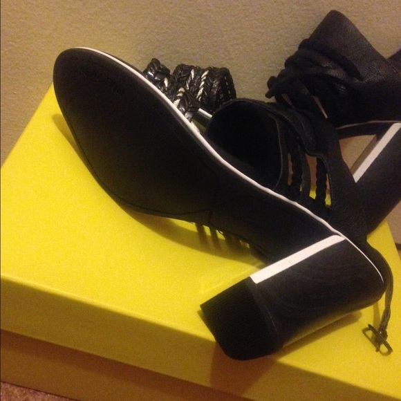 Kenneth Cole Reaction black and white sandals - Picture 2 of 2