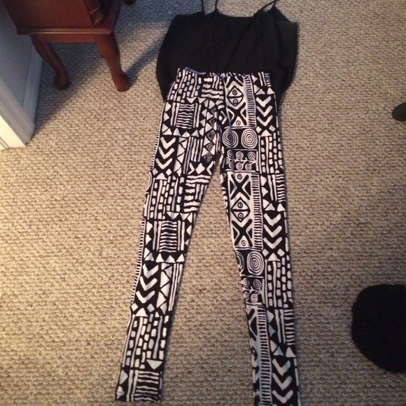 shosho Pants - CLEARAMCE🎉 Black and white printed leggings, NWT