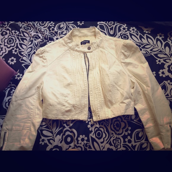 Bebe leather white jacket(cropped)