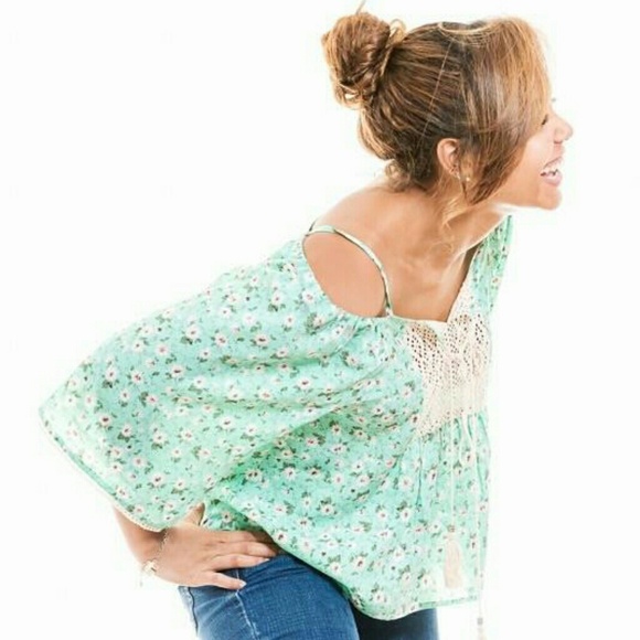 Chelsea Tops - ❤HP Pick❤ Mint Off the Shoulder Daisy White Blouse