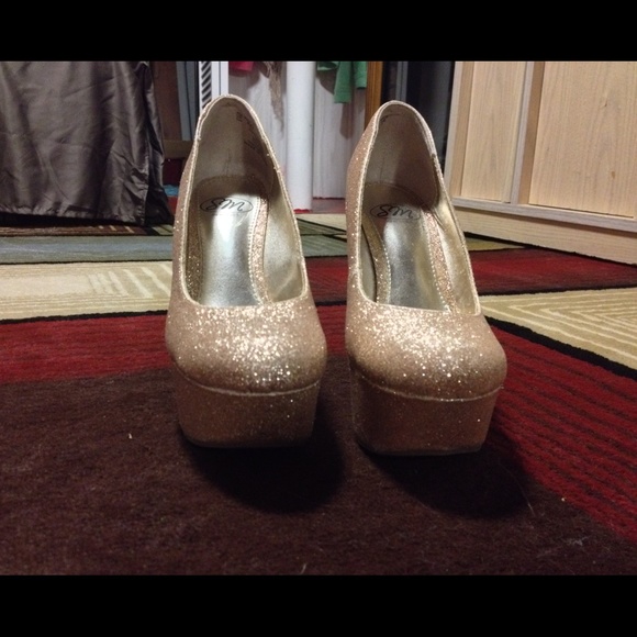 Gold sparkly heals - Picture 3 of 4