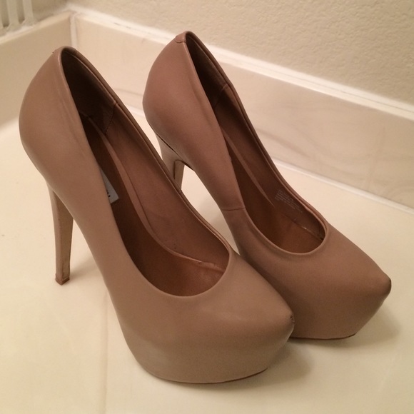 Steve Madden dejavu nude pumps