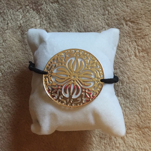 Gold stretchy bracelet
