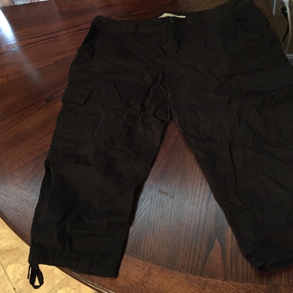 Black cargo capris