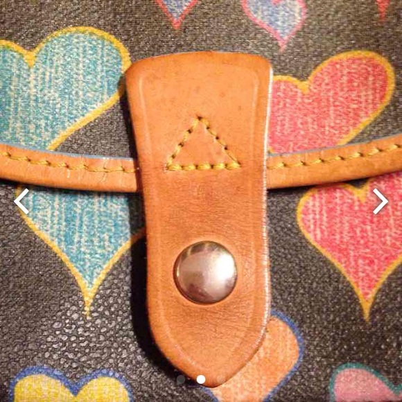 ❌SOLD❌ Dooney & Bourke Authentic Heart Wristlet - Picture 2 of 3