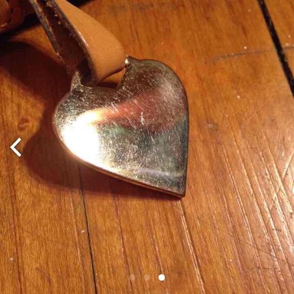 ❌SOLD❌ Dooney & Bourke Authentic Heart Wristlet - Picture 3 of 3