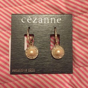 Beautiful small dangle pearl earrings, never worn!