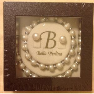 Freshwater pearl necklace and earring set