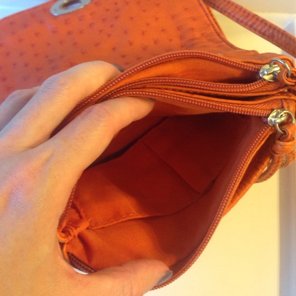 Adorable orange cross body purse - Picture 3 of 3