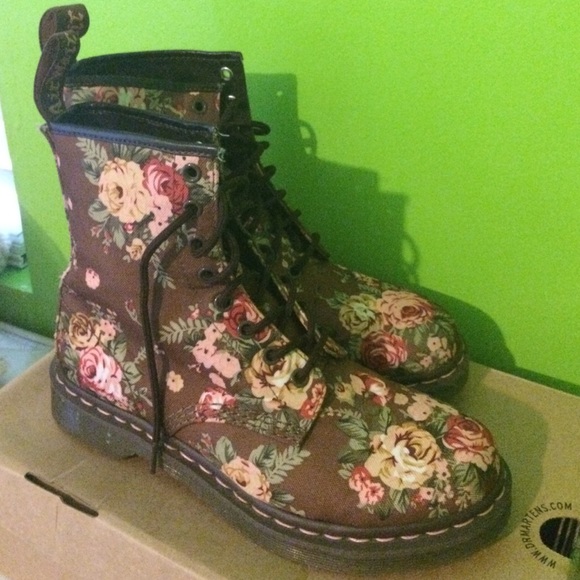 Dr. Martens Victorian Flowers