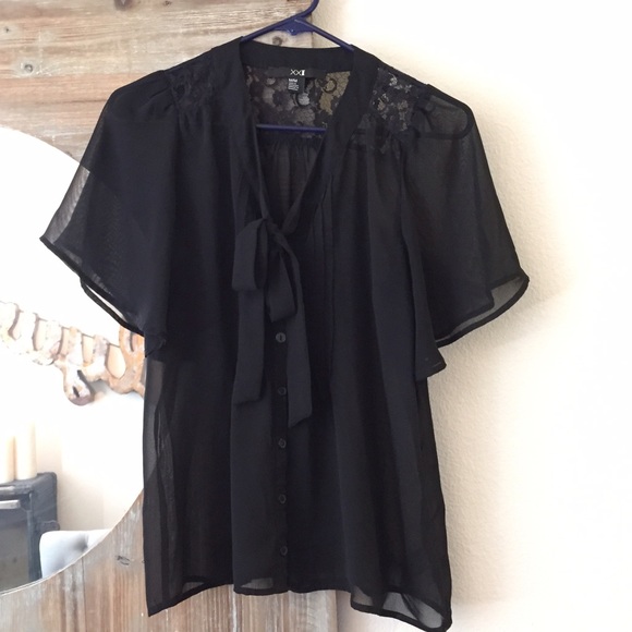 Black top with lace detail and tie front - Picture 1 of 3