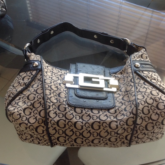 3 Guess purses all for $50 - Picture 3 of 4