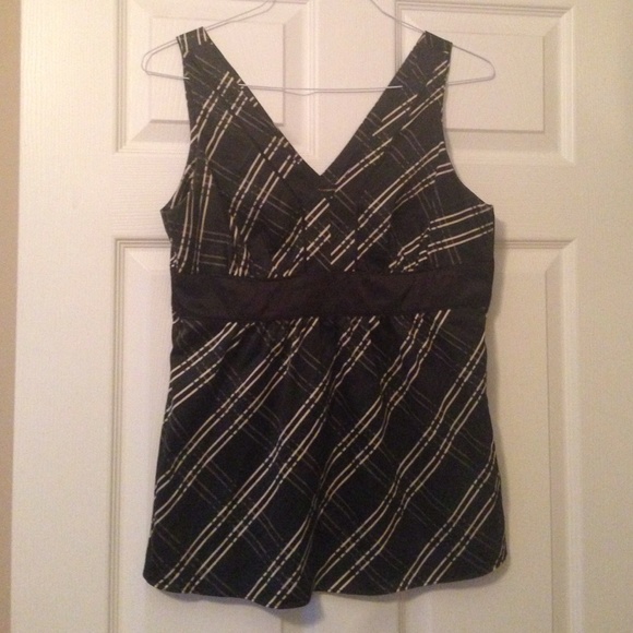 Nice satin vneck ny and company dress shirt