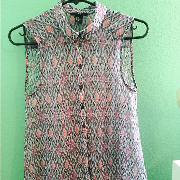 A sleeveless collared top!