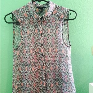 A sleeveless collared top!