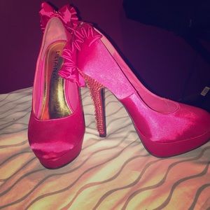 Can't fit these... Never worn!!!