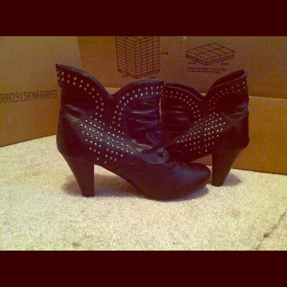 Black booties with studs 💎💎