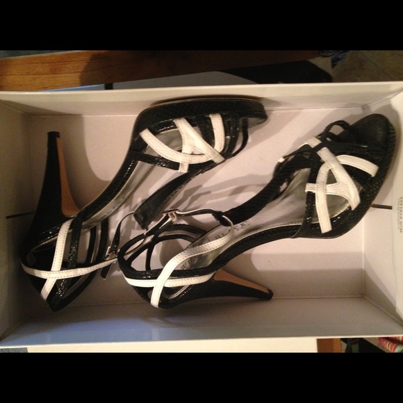 White House Black Market sz 8.5 strappy heels