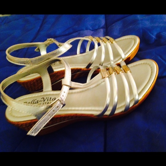 Silver platforms. - Picture 3 of 3