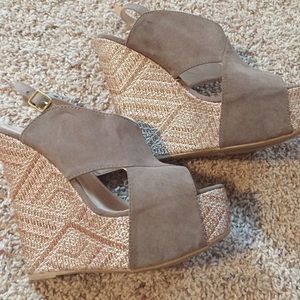Taupe wedge