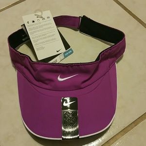 Nike Feather Light Hat NWT