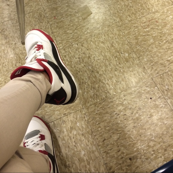 Air Jordan 4 Retro "Fire Red"  size 5.5Y