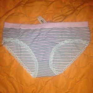 ⚡️FLASH SALE!! TWO NWT VS L HIPHUGGERS 🎀