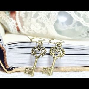 Alice in wonderland Key earrings bronze